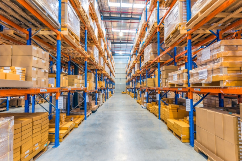 倉庫内の左右に大量の段ボール